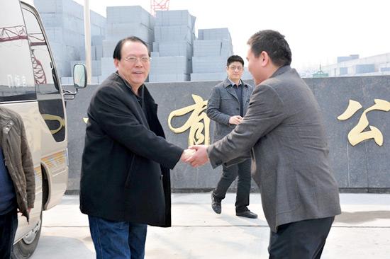 濮陽(yáng)市住建局、墻改辦等領(lǐng)導(dǎo)一行蒞臨我司視察1   2012年3月21日濮陽(yáng)市住建局、墻改辦等領(lǐng)導(dǎo)一行蒞臨我司視察